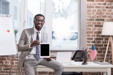 Afrika kökenli Amerikalı işadamı gösteren dijital tablet ile boş perde