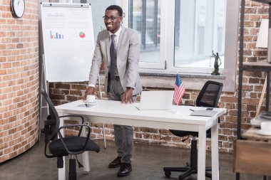 Afrika kökenli Amerikalı işadamı ofis masa başında duran