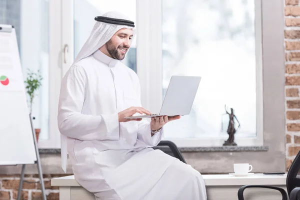 Hombre Negocios Árabe Escribiendo Ordenador Portátil Oficina Moderna — Foto de Stock