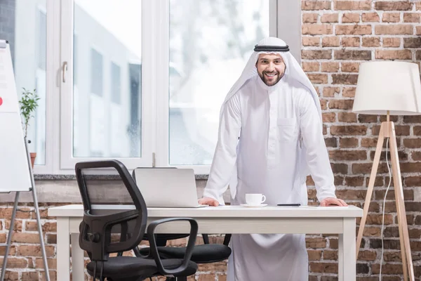 Hombre Negocios Árabe Pie Sonriendo Cargo — Foto de Stock