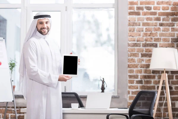 Homem Negócios Árabe Segurando Tablet Digital Escritório Moderno — Fotografia de Stock