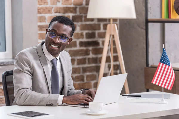 Африканский Американский Бизнесмен Использующий Ноутбук Улыбающийся Офисе — стоковое фото