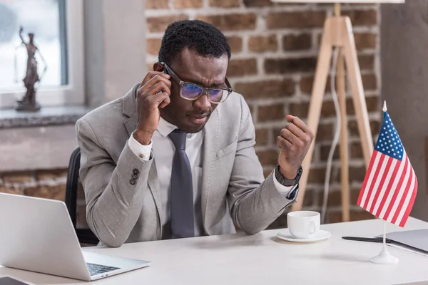 African American Affärsman Talar Smartphone Office — Stockfoto