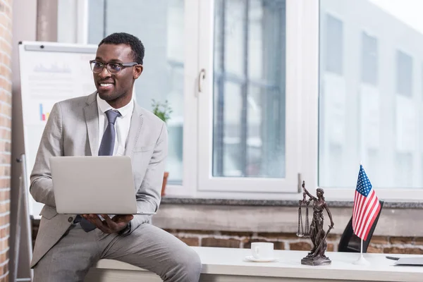 Hombre Negocios Afroamericano Sosteniendo Portátil Oficina Moderna — Foto de Stock