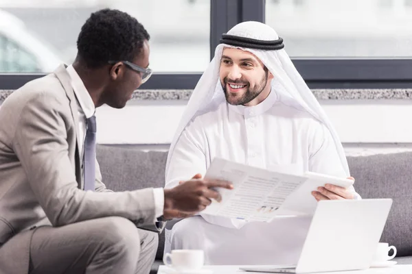 Empresários Multiculturais Conversando Sorrindo Escritório Moderno — Fotografia de Stock