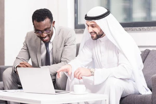 Arabische Zakenman Laptop Kijken Met Afrikaanse Amerikaanse Partner Kantoor — Stockfoto