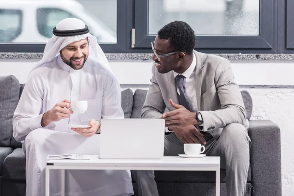 African American Businessman Looking Arabian Partner Smiling Office — Stock Photo, Image