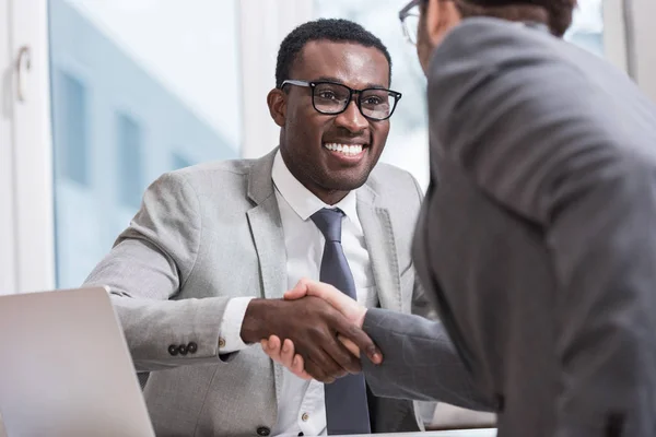 Vue Rapprochée Hommes Affaires Multiethniques Souriants Serrant Main Bureau — Photo