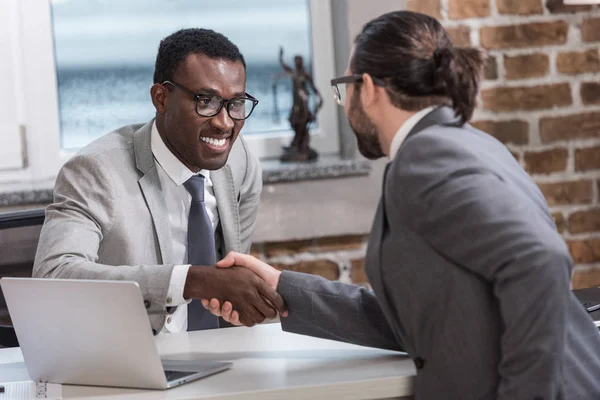 Sorridente Empresário Afro Americano Parceiro Negócios Apertando Mãos Escritório — Fotografia de Stock