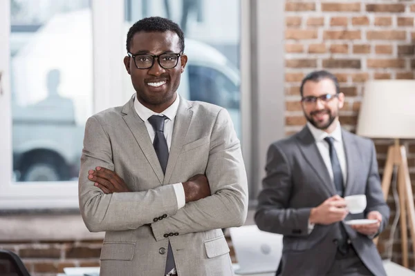 Sorridente Empresário Afro Americano Com Braços Cruzados Olhando Para Câmera — Fotografia de Stock