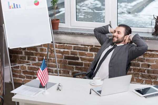 Exitoso Hombre Negocios Con Las Manos Cabeza Sentado Oficina Moderna — Foto de stock gratis