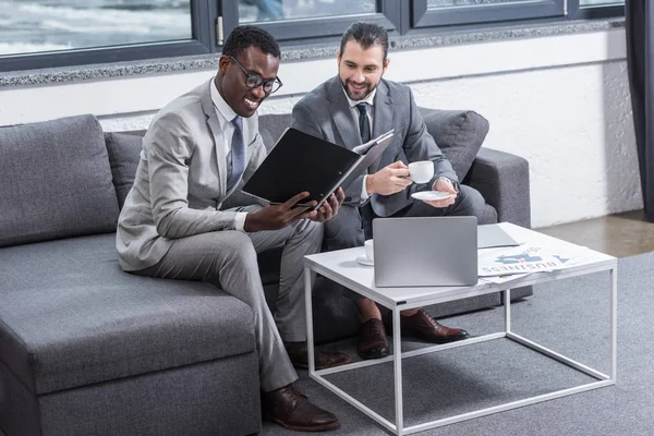 Sonrientes Empresarios Multiétnicos Sentados Sofá Discutiendo Cargo — Foto de Stock