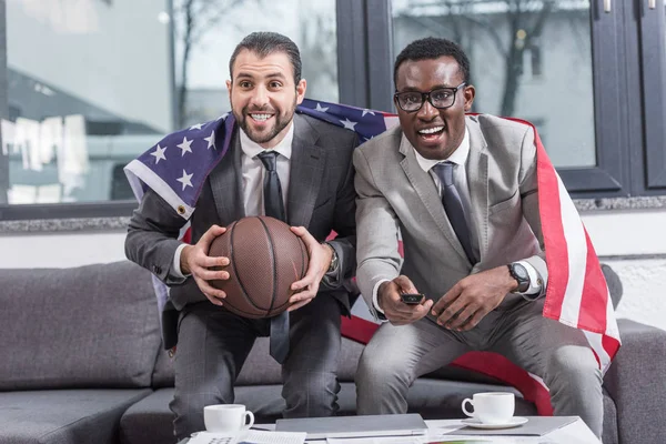 Мультиэтнические Бизнесмены Американским Флагом Плечах Смотрят Баскетбольный Матч Офисе — Бесплатное стоковое фото