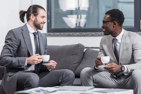Successful Multiethnic Businessmen Sitting Couch Drinking Coffee Office — Stock Photo, Image
