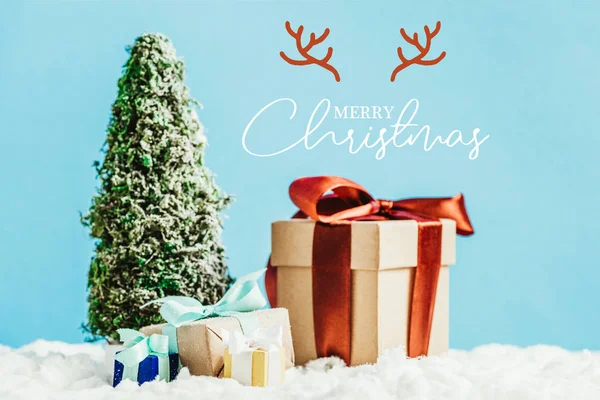 Detailní Záběr Vánoční Dárky Miniaturní Vánoční Stromek Stojí Sněhu Modrém — Stock fotografie