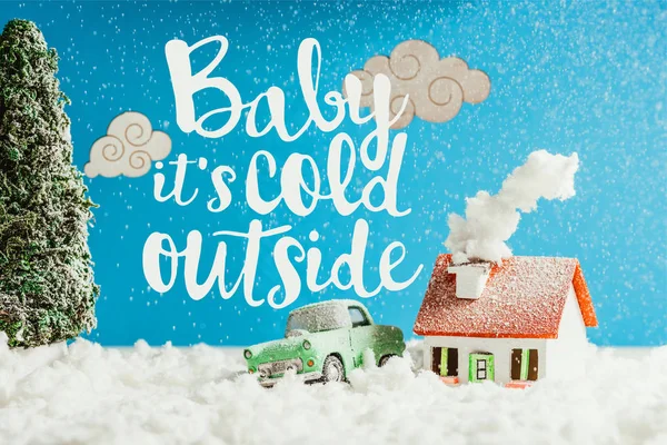 おもちゃの車と家のクリスマス コンセプト 赤ちゃん寒い外だ インスピレーションと雪で覆われてのクローズ アップ ショット — ストック写真