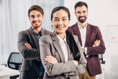 ofiste iş arkadaşları gülümseyerek ile kameraya bakarak çekici ofis müdürü silah ile geçti