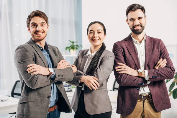 Glimlachend Office Managers Met Armen Gekruist Kijken Camera Kantoor — Stockfoto