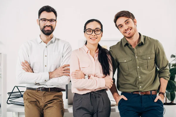 Kontorsansvariga Med Armar Korsade Leende Och Tittar Kameran Office — Stockfoto