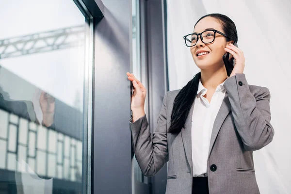 Pretty Businesswoman Looking Window Smiling Talking Smartphone Office — Stock Photo, Image