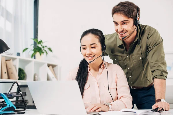 Call Center Operators Smiling Looking Laptop Screen Office — Stock Photo, Image