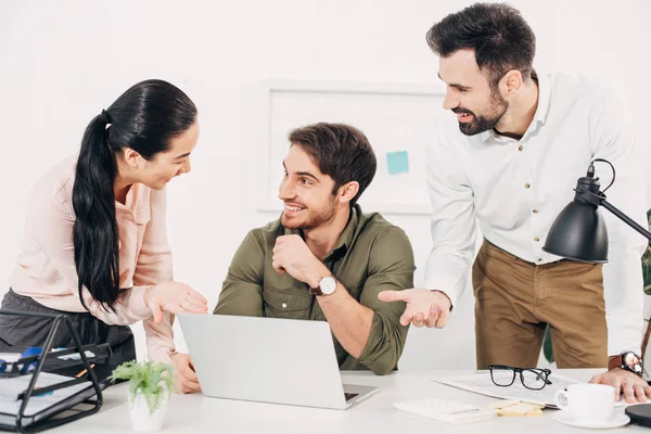 Operadores Del Centro Llamadas Sonriendo Hablando Oficina — Foto de Stock