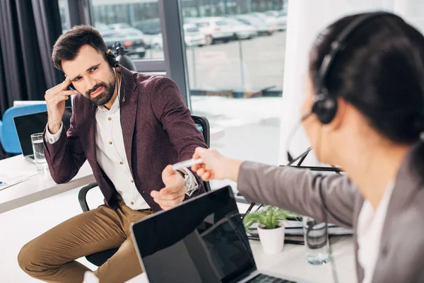 Call Center Operátor Megadásakor Gyógyszert Fejfájás Munkatársának Hivatalban — Stock Fotó