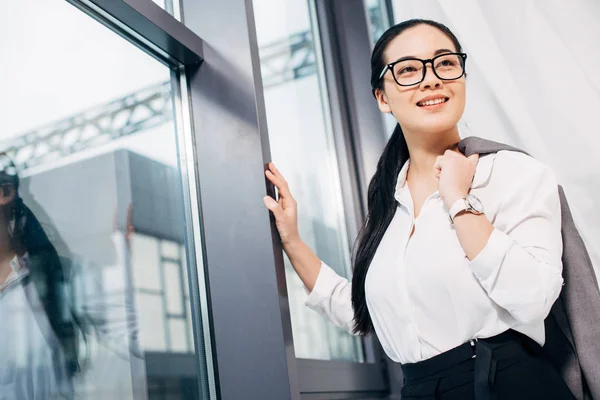 Bonita Mujer Negocios Con Chaqueta Sobre Hombro Pie Por Ventana — Foto de Stock