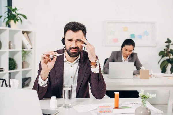 Operador Del Centro Llamadas Enfermo Tocando Cabeza Mostrando Termómetro Oficina — Foto de Stock