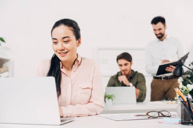 Seçici odak ofis içinde laptop bakarak kadın Yöneticisi 