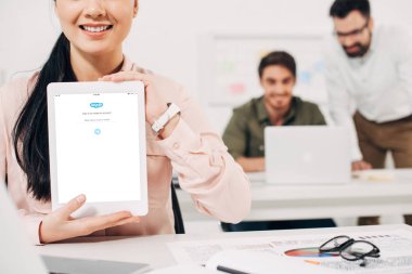 Skype uygulaması ile dijital tablet gösteren gülümseyen kadın Yöneticisi görünümünü kırpılmış 