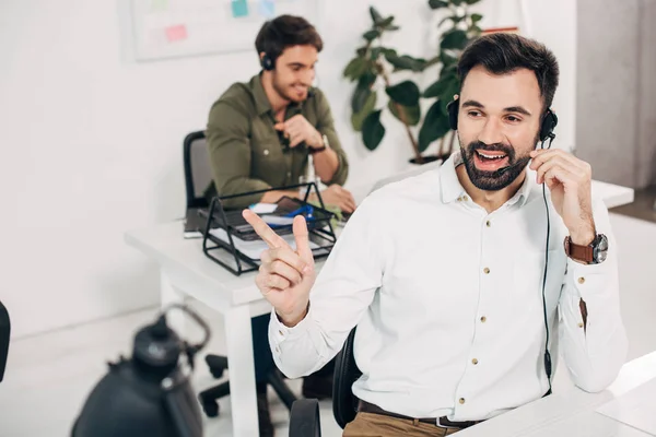 Operador Masculino Alegre Usando Fone Ouvido Falando Call Center — Fotografia de Stock