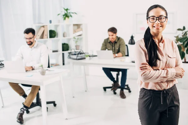 Focus Selettivo Del Manager Ufficio Femminile Piedi Con Braccia Incrociate — Foto stock gratuita