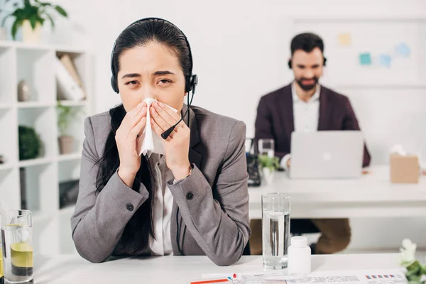 Mujer Enferma Gerente Sonándose Nariz Sentado Los Auriculares Centro Llamadas — Foto de Stock