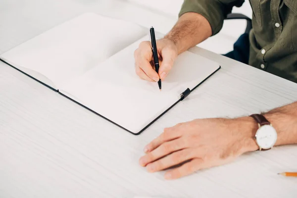 Ausgeschnittene Ansicht Eines Mannes Der Mit Stift Notizbuch Schreibt — Stockfoto