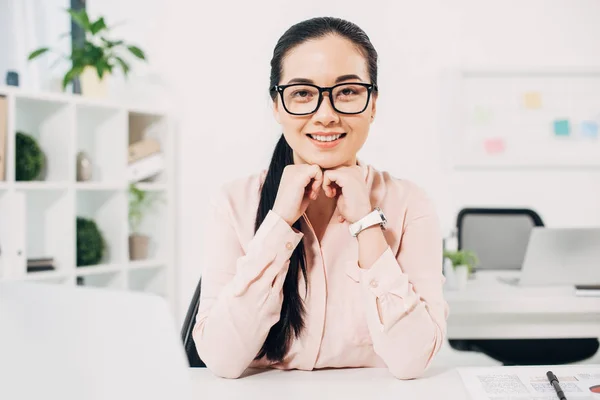 Atractiva Empresaria Sonriendo Gafas Oficina Moderna — Foto de Stock