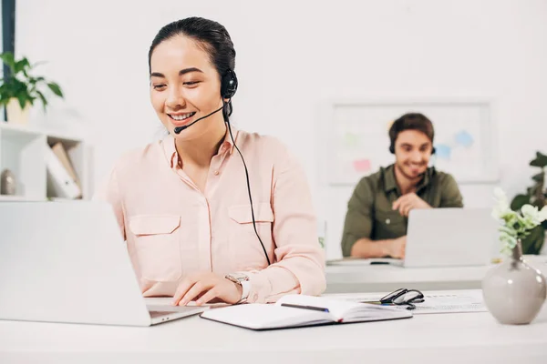 Enfoque Selectivo Del Gerente Femenino Mirando Computadora Portátil Con Compañero — Foto de stock gratis