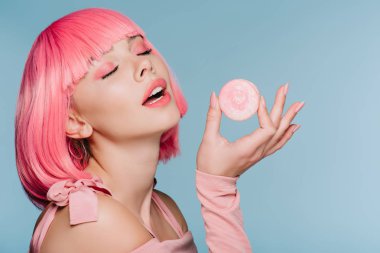 baştan çıkarıcı kız pembe peruk mavi izole macaron ile poz
