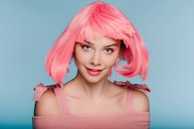 pembe peruk mavi izole poz güzel mutlu kız