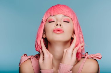 moda kız pembe peruk mavi izole kapalı gözler ile poz