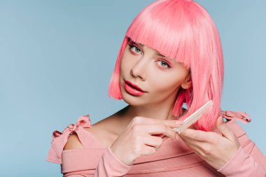 güzel kız mavi izole pembe saç tarama