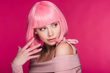 el hareketi ve pembe peruk, pink izole poz şık genç kadın