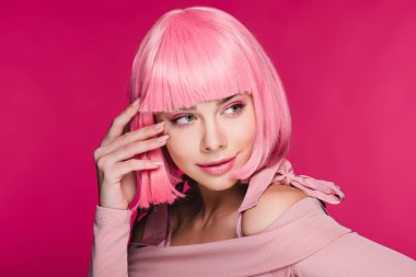 güzel şık genç kadın pembe peruk, pink izole poz
