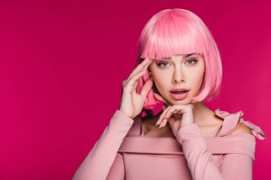 el hareketi ve pembe peruk, pink izole poz güzel moda kız
