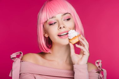 mutlu kız pembe peruk pink izole tatlı cupcake tutarak