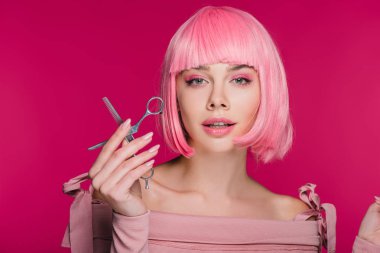 pembe peruk pink izole makas tutan güzel şık kızı
