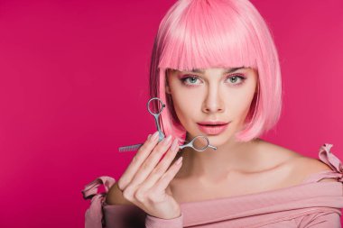 pembe peruk pink izole makas tutan güzel şık kızı