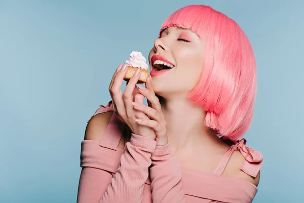 Opgewekt Meisje Roze Pruik Houden Van Zoete Cupcake Geïsoleerd Blauw — Stockfoto