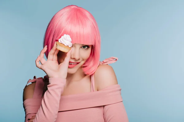 Vonzó Mosolygó Lány Gazdaság Cupcake Elszigetelt Kék Rózsaszín Paróka — Stock Fotó