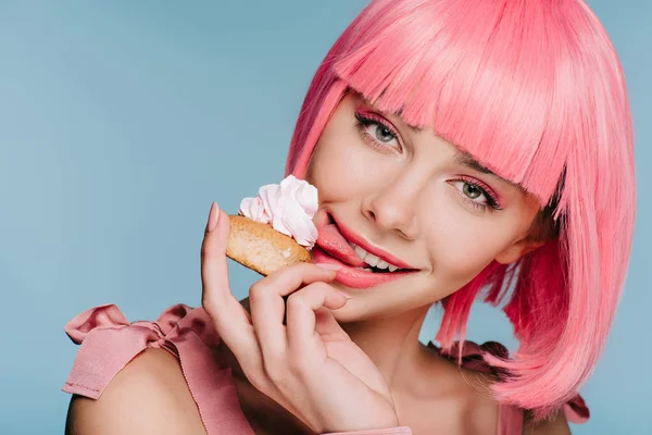 Hermosa Chica Feliz Rosa Peluca Lamiendo Dulce Cupcake Aislado Azul — Foto de Stock